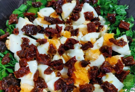 Фото шага рецепта Салат из яиц с вялеными томатами 173707 шаг 9  