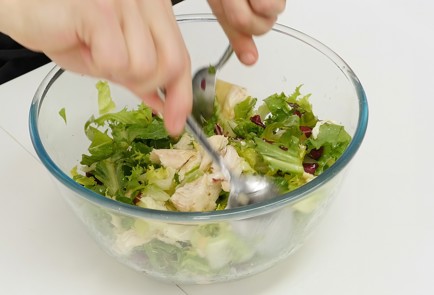 Фото шага рецепта Салат из запеченной курицы с яблоком 126229 шаг 2  