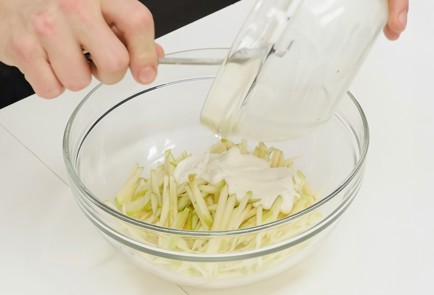 Фото шага рецепта Салат из запеченной курицы с яблоком 126229 шаг 3  