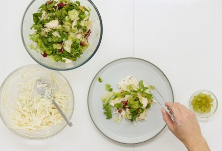 Фото шага рецепта Салат из запеченной курицы с яблоком 126229 шаг 4  