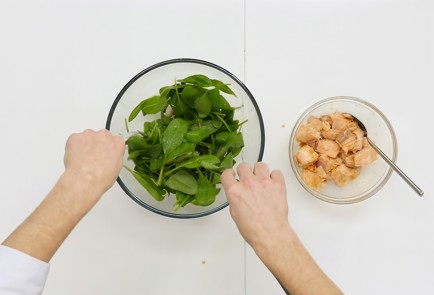 Фото шага рецепта Салат из запеченной семги со шпинатом 126228 шаг 3  