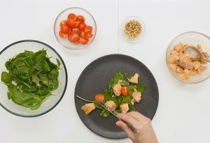 Фото шага рецепта Салат из запеченной семги со шпинатом 126228 шаг 4  