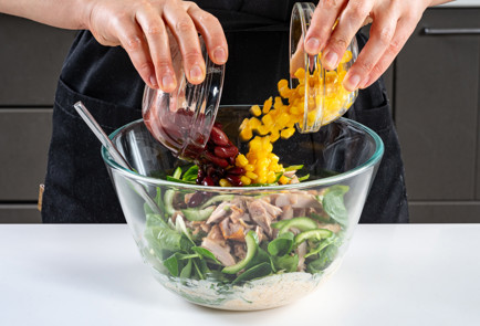 Фото шага рецепта Салат из запеченой курицы 191074 шаг 7  