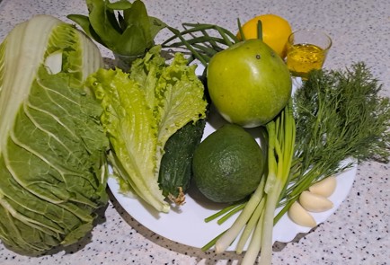 Фото шага рецепта Салат из зеленых овощей с яблоком авокадо и медовогорчичным соусом 188277 шаг 1