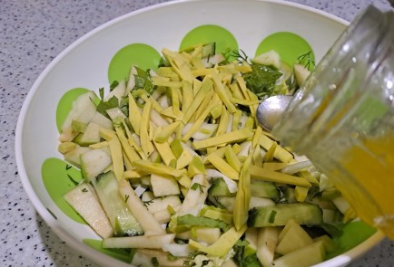 Фото шага рецепта Салат из зеленых овощей с яблоком авокадо и медовогорчичным соусом 188277 шаг 11