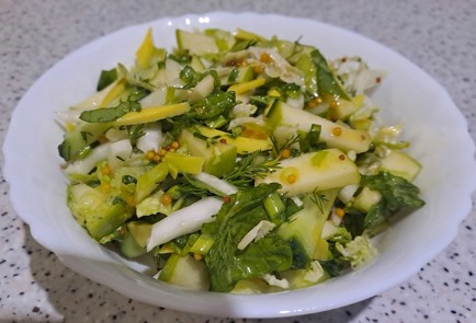 Фото шага рецепта Салат из зеленых овощей с яблоком авокадо и медовогорчичным соусом 188277 шаг 12