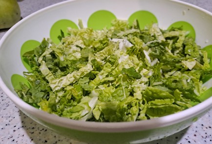 Фото шага рецепта Салат из зеленых овощей с яблоком авокадо и медовогорчичным соусом 188277 шаг 2
