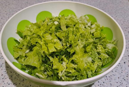 Фото шага рецепта Салат из зеленых овощей с яблоком авокадо и медовогорчичным соусом 188277 шаг 4