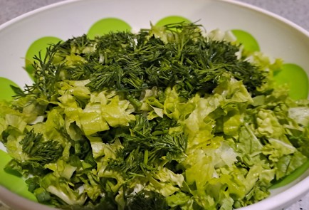 Фото шага рецепта Салат из зеленых овощей с яблоком авокадо и медовогорчичным соусом 188277 шаг 5