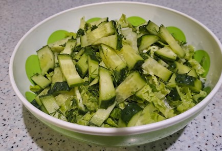 Фото шага рецепта Салат из зеленых овощей с яблоком авокадо и медовогорчичным соусом 188277 шаг 6
