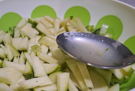 Фото шага рецепта Салат из зеленых овощей с яблоком авокадо и медовогорчичным соусом 188277 шаг 7