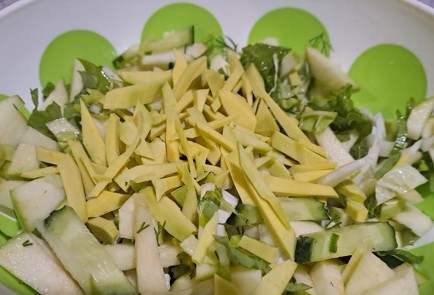 Фото шага рецепта Салат из зеленых овощей с яблоком авокадо и медовогорчичным соусом 188277 шаг 8