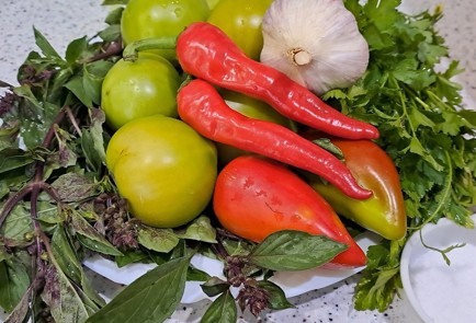 Фото шага рецепта Салат из зеленых помидоров с базиликом 190337 шаг 1  