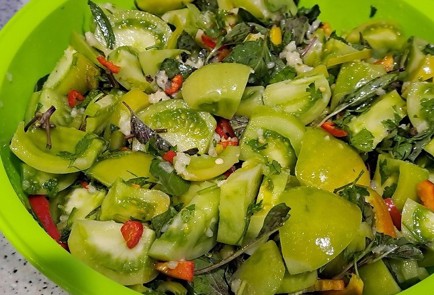 Фото шага рецепта Салат из зеленых помидоров с базиликом 190337 шаг 10  