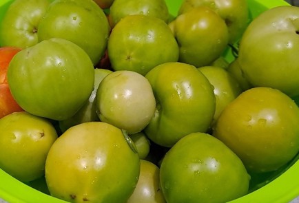 Фото шага рецепта Салат из зеленых помидоров с базиликом 190337 шаг 2  