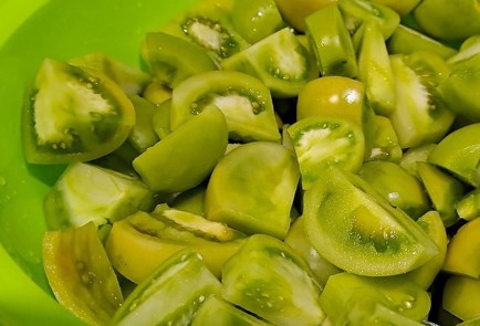 Фото шага рецепта Салат из зеленых помидоров с базиликом 190337 шаг 3  