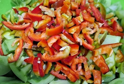 Фото шага рецепта Салат из зеленых помидоров с базиликом 190337 шаг 4  