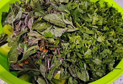 Фото шага рецепта Салат из зеленых помидоров с базиликом 190337 шаг 5  