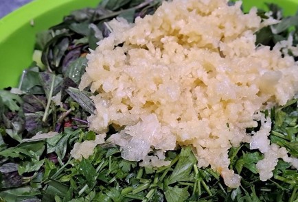 Фото шага рецепта Салат из зеленых помидоров с базиликом 190337 шаг 6  