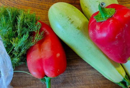 Фото шага рецепта Салат из жареных кабачков и сладкого перца с острым соусом 190113 шаг 1  