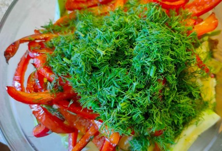 Фото шага рецепта Салат из жареных кабачков и сладкого перца с острым соусом 190113 шаг 11  