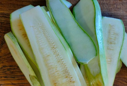 Фото шага рецепта Салат из жареных кабачков и сладкого перца с острым соусом 190113 шаг 2  