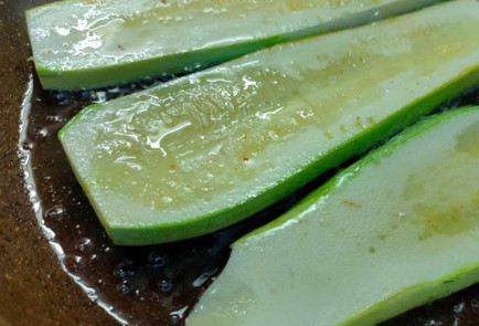 Фото шага рецепта Салат из жареных кабачков и сладкого перца с острым соусом 190113 шаг 3  