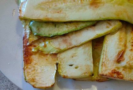 Фото шага рецепта Салат из жареных кабачков и сладкого перца с острым соусом 190113 шаг 4  