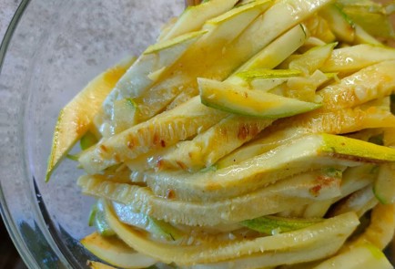 Фото шага рецепта Салат из жареных кабачков и сладкого перца с острым соусом 190113 шаг 5  