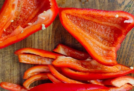 Фото шага рецепта Салат из жареных кабачков и сладкого перца с острым соусом 190113 шаг 7  