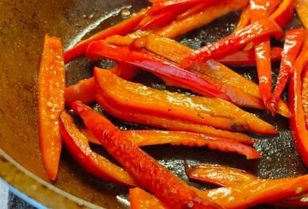 Фото шага рецепта Салат из жареных кабачков и сладкого перца с острым соусом 190113 шаг 8  