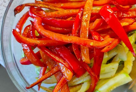 Фото шага рецепта Салат из жареных кабачков и сладкого перца с острым соусом 190113 шаг 9  