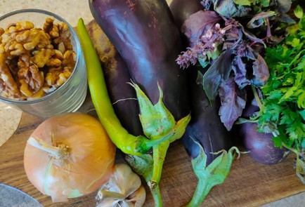 Фото шага рецепта Салат из жареных на сковороде баклажан с ореховым соусом 190122 шаг 1  