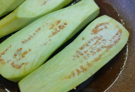 Фото шага рецепта Салат из жареных на сковороде баклажан с ореховым соусом 190122 шаг 4  