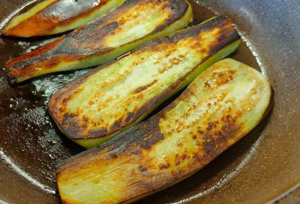 Фото шага рецепта Салат из жареных на сковороде баклажан с ореховым соусом 190122 шаг 5  