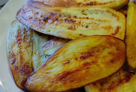 Фото шага рецепта Салат из жареных на сковороде баклажан с ореховым соусом 190122 шаг 6  