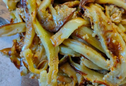 Фото шага рецепта Салат из жареных на сковороде баклажан с ореховым соусом 190122 шаг 7  