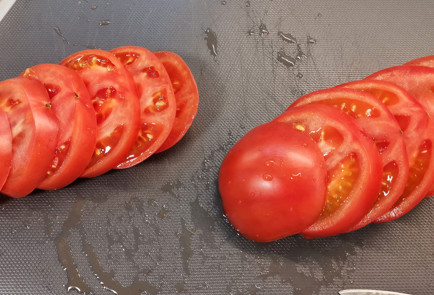 Фото шага рецепта Салат капрезе с песто и бальзамическим кремом 152016 шаг 1  