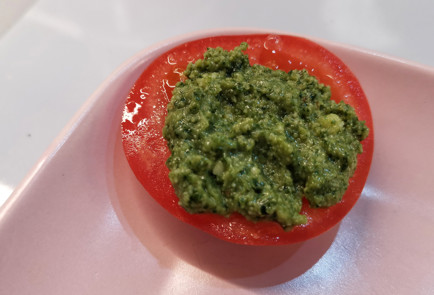 Фото шага рецепта Салат капрезе с песто и бальзамическим кремом 152016 шаг 4  