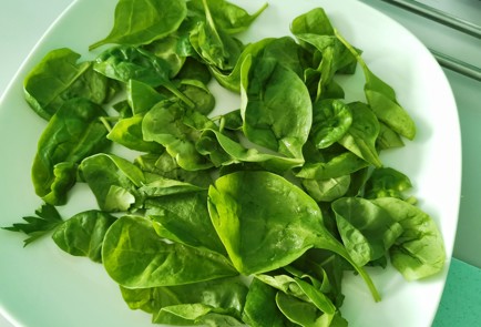 Фото шага рецепта Салат капрезе со шпинатом 151130 шаг 1  