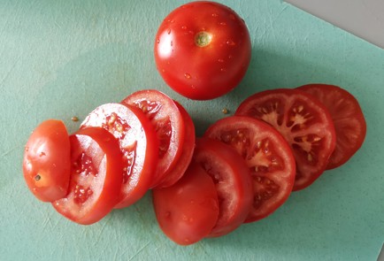 Фото шага рецепта Салат капрезе со шпинатом 151130 шаг 2  