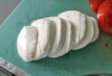 Фото шага рецепта Салат капрезе со шпинатом 151130 шаг 3  