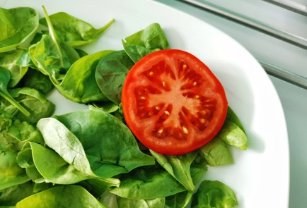 Фото шага рецепта Салат капрезе со шпинатом 151130 шаг 4  