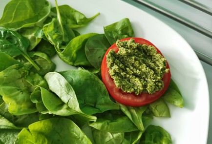 Фото шага рецепта Салат капрезе со шпинатом 151130 шаг 5  