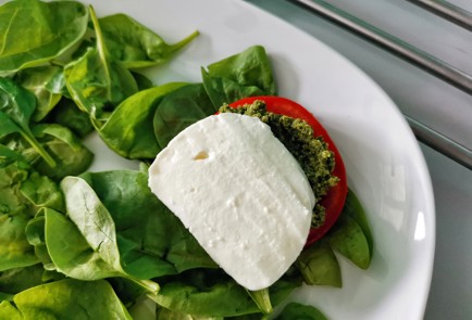 Фото шага рецепта Салат капрезе со шпинатом 151130 шаг 6  