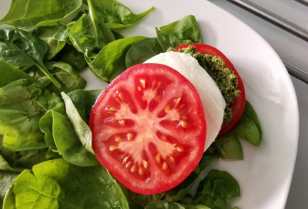 Фото шага рецепта Салат капрезе со шпинатом 151130 шаг 7  