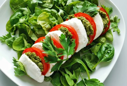 Фото шага рецепта Салат капрезе со шпинатом 151130 шаг 8  