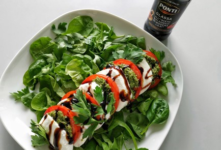 Фото шага рецепта Салат капрезе со шпинатом 151130 шаг 9  