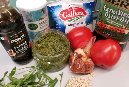 Фото шага рецепта Салат капрезе 175817 шаг 1  