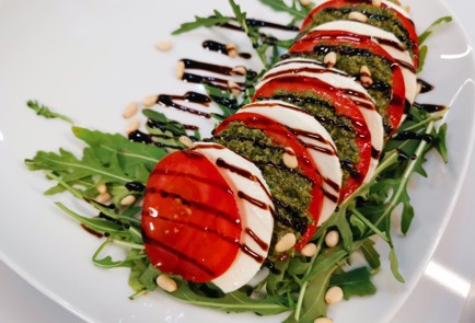 Фото шага рецепта Салат капрезе 175817 шаг 10  